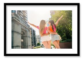 Sunny city adventures with best friends a stylish duo explore urban life in the sunshine and celebrate friendship
