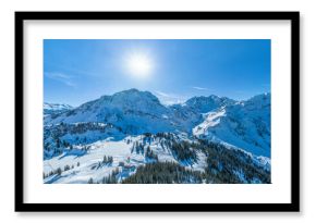 Schnee und Sonne am romantischen Körbersee im Skigebiet Warth-Schröcken in Vorarlberg