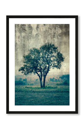 Pojedyncze drzewo reprezentuje samotność i smutek