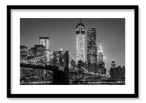 Nowy Jork nocą. Brooklyn Bridge, Lower Manhattan - Black an