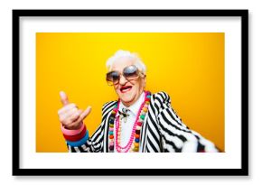 Śmieszne portrety babci. Starsza starsza kobieta ubiera się elegancko na specjalne wydarzenie. modelka babci na kolorowym tle