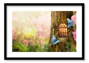 Zaczarowany bajkowy las z magicznym lśniącym oknem w zagłębieniu domu elfów z drzewa sosnowego, kwitnący bajeczny olbrzymi różowy ogród różanych kwiatów, latający magiczny niebieski paw oko motyl, miejsce