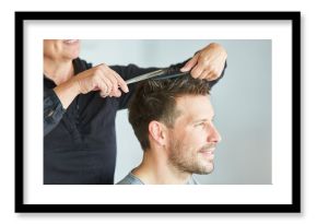 Frau beim Haare schneiden mit Schere beim Friseur