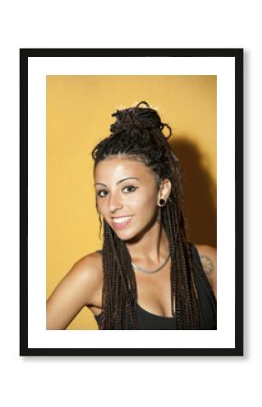 ragazza sorridente con treccine