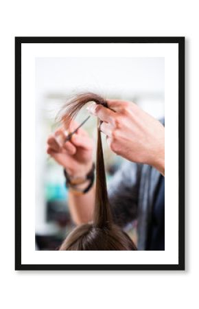 Friseur schneidet Frau die Haare im Friseursalon