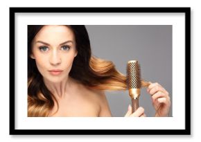 Okrągła szczotka,unoszenie włosów u nasady. Długie zdrowe i lśniące włosy, długie kobiece włosy. 