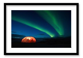 Aurora boreale con tenda illuminata, Groenlandia