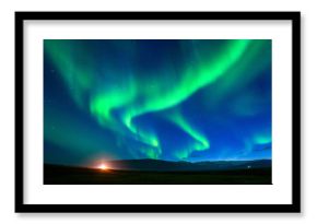 Zorza polarna (Aurora borealis) w nocy.