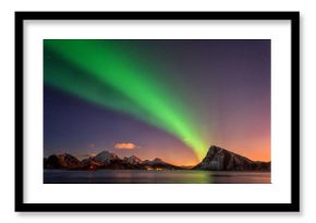 Zorza polarna, zorza polarna na Lofotach, Norwegia. Nocny zimowy krajobraz z polarnymi światłami i pięknym gwiaździstym niebem