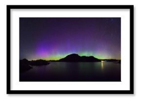 panoramiczny widok kolorowe zorza polarna (Aurora Borealis) w krajobraz fiordu, Norwegia, Europa