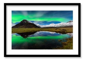 Espetacular Aurora boreal na Islandia. Paisagem nocturna de maravilhosa beleza natural.