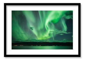 Polarlichter über einem Fjord