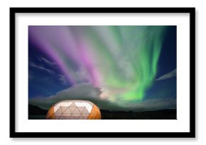 Aurora boreale (northern lights) con tenda illuminata, Groenlandia