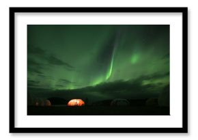 Aurora boreale con tenda illuminata