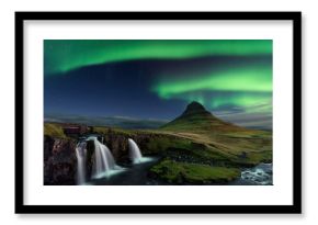 Aurora boreal sobre surpreendente paisagem Islandesa com o monte Kirkjufell em segundo plano.