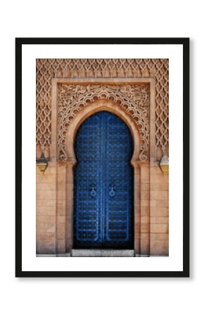 Arabskie orientalne drzwi w kolorze Classic Blue Pantone w Maroku