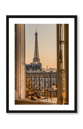 Balkon w Paryżu o zachodzie słońca z widokiem na Wieżę Eiffla do salonu