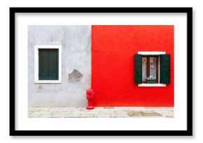 Finestre su muro grigio e rosso