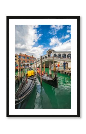 Die Rialto Brücke in Venedig, Italien, an einem sonnigen Sommertag