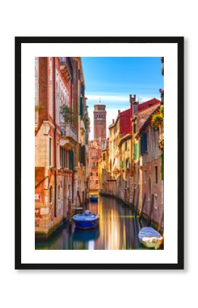 Pejzaż miejski w Wenecji, kanał wodny, kościół Campanile i tradycyjny