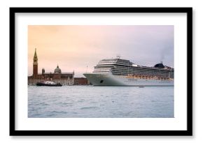 Kreuzfahrtschiff auf dem canal grande, Venedig, Italien