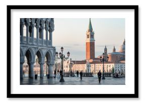 Markusplatz – Dogenpalast, im Hintergrund San Giorgio Maggiore-Kirche,bei Sonnenschein am frühen Morgen 