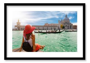 Attraktive Touristin am Canal Grande in Venedig schaut auf die Basilica Santa Maria della Salute