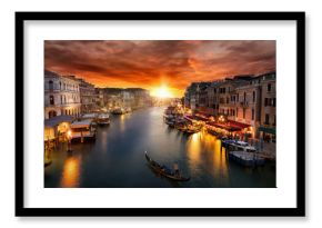 Romantischer Sonnenuntergang über dem Canal Grande in Venedig mit vorbeifahrender Gondel