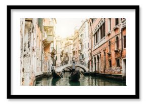Gondeln in einem Kanal in Venedig 