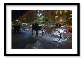 Kraków nocą, dorożki na rynku głównym