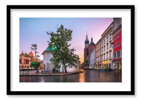 Rynek Główny w Krakowie z Kosciołem Mariacki, o wschodzie słońca
