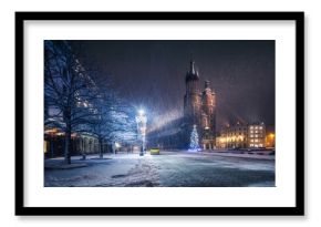 The main square in Krakow with a view of the cloth hall and St. Mary's Basilica in winter. Rynek główny w krakowie z widokiem na sukiennice, bazylikę mariacką w zimie. 