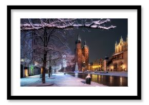 The main square in Krakow with a view of the cloth hall and St. Mary's Basilica in winter. Rynek główny w krakowie z widokiem na sukiennice, bazylikę mariacką w zimie. 