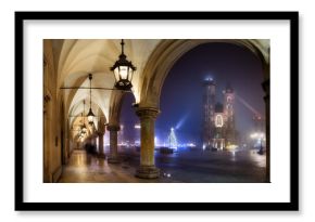 A foggy, autumn night on the main square in Krakow, the St. Mary's Basilica and the cloth hall. Mglista, jesienna noc na rynku głównym w Krakowie, z widokiem na Bazylikę mariacką i sukiennice