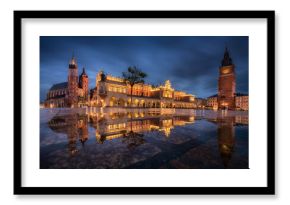 The main square in Krakow with a view of the cloth hall, St. Mary's Basilica in a natural mirror. Rynek główny w krakowie z widokiem na sukiennice, bazylikę mariacką w naturalnym lustrze.