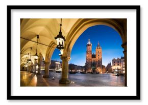 The main square in Krakow with a view of the cloth hall and St. Mary's Basilica. Rynek główny w krakowie z widokiem na sukiennice i bazylikę mariacką.