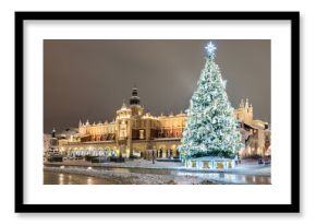 Nocny widok na Rynek Główny w Krakowie z choinką i Sukiennicami, Polska 