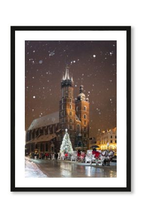 Nocny widok na Rynek Główny w Krakowie z choinką i Kościołem Mariackim, Polska 