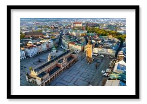 Rynek Główny w Krakowie w wiosenny poranek z drona