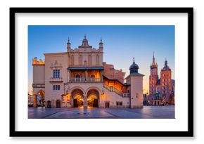 Kraków Rynek Główny Sukiennice w tle Bazylika Mariacka o wschodzie słońca, piękna polska architektura, podróż wakacje