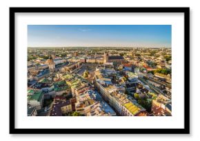 Kraków stare miasto i Rynek Główny z lotu ptaka. Krajobraz miasta z Sukiennicami i Bazyliką Mariacką.