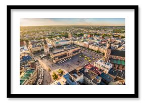 Kraków - stare miasto z lotu ptaka. Rynek Główny i Sukiennice w świetle wieczornego słońca.