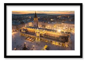 Rynek Główny w Krakowie podczas zachodu słońca, Sukiennice i Ratusz w tle,   Polska