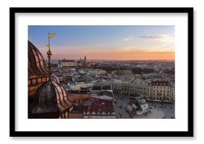 Rynek Główny w Krakowie podczas zachodu słońca, Sukiennice, Wawel i Ratusz w tle, Polska