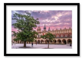Rynek Główny w Krakowie z Kościołem Mariackim, Sukiennicami i Ratuszem o wschodzie słońca.