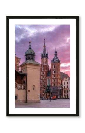 Rynek Główny w Krakowie z Kościołem Mariackim, Sukiennicami i Ratuszem o wschodzie słońca.