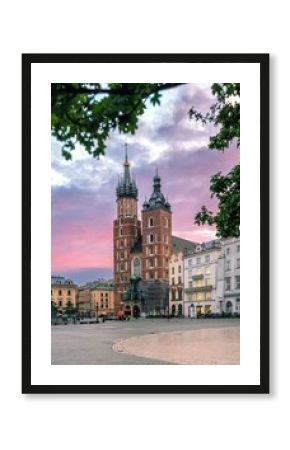 Rynek Główny w Krakowie z Kościołem Mariackim, Sukiennicami i Ratuszem o wschodzie słońca.