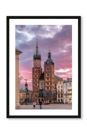 Rynek Główny w Krakowie z Kościołem Mariackim, Sukiennicami i Ratuszem o wschodzie słońca.
