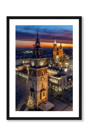 Rynek Główny w Krakowie z lotu drona o wschodzie słońca