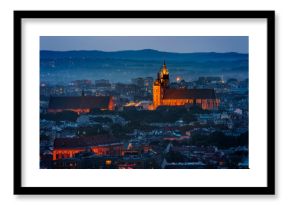 Nocna Panorama na stare miasto i kościół mariacki w Krakowie po zachodzie słońca z Kopca Krakusa